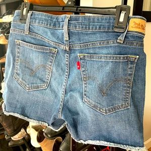 Levi Mid Rise Cut Off Jeans